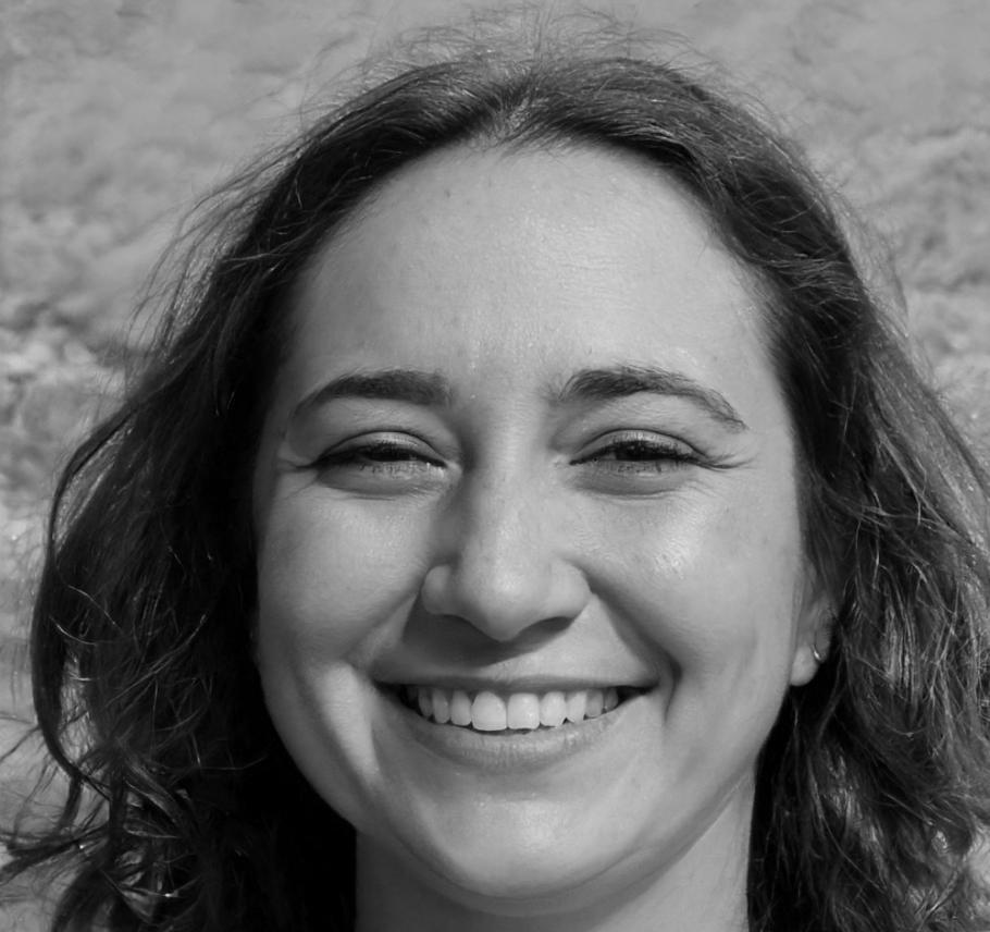 Zufriedene Kundin nach erfolgreicher Sicherheitsanalyse